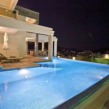 Sleeps 8 Pool Air Con Wifi Villa *
