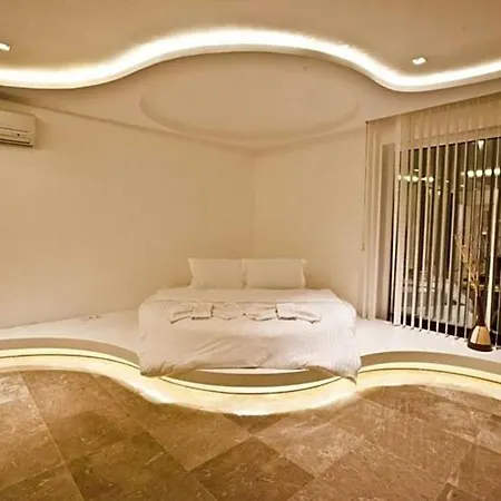 Sleeps 8 Pool Air Con Wifi