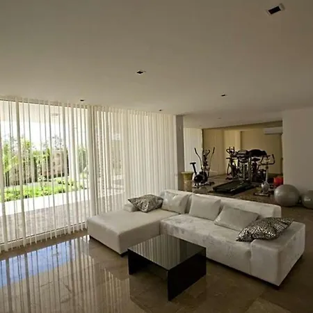 Villa Sleeps 8 Pool Air Con Wifi *