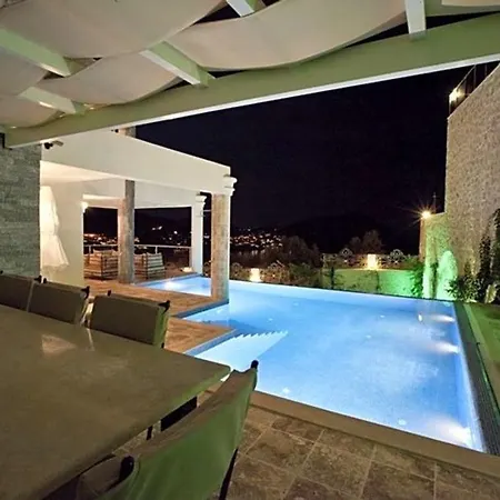 Villa Sleeps 8 Pool Air Con Wifi *