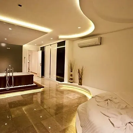 Sleeps 8 Pool Air Con Wifi *