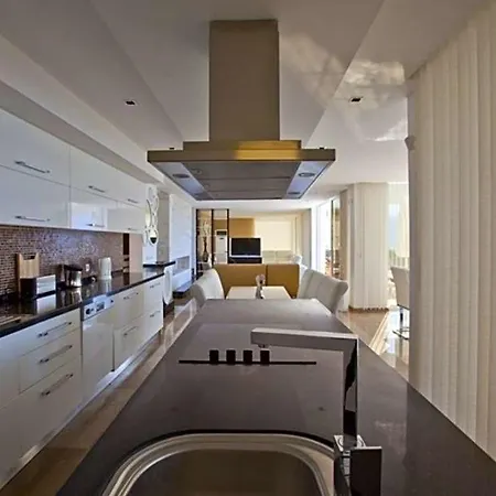 Villa Sleeps 8 Pool Air Con Wifi