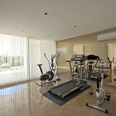 Sleeps 8 Pool Air Con Wifi