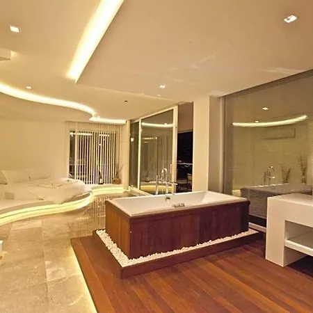 Villa Sleeps 8 Pool Air Con Wifi *